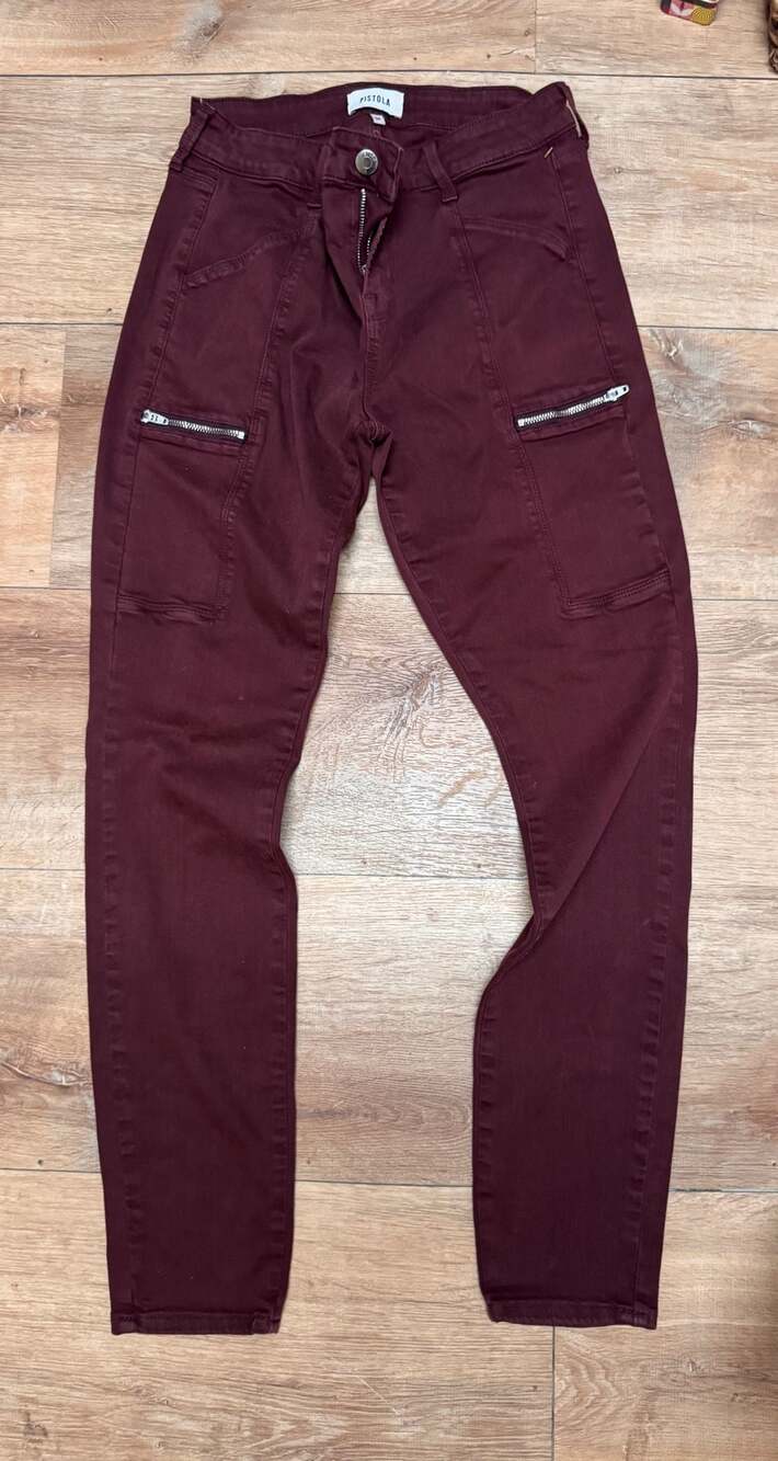 Minimalist, classic style, chic Pistola Burgundy Skinny Jeans Sz 29